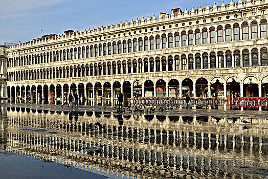 威尼斯圣马可广场附近酒店（威尼斯的圣马可广场的空间布局及特色是什么）